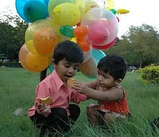 ஆன்லைனில் கொட்டும் நண்பர்கள் தின வாழ்த்துகளும், தன்னந்தனியாக வாடும் உயிர்த் தோழனும்