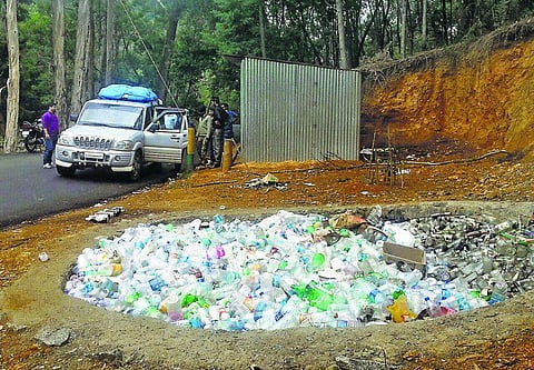 கொடைக்கானலில் பிளாஸ்டிக் பொருள் கொண்டு செல்ல தடை: சுற்றுலாப் பயணிகளின் வாகனங்கள் சோதனை