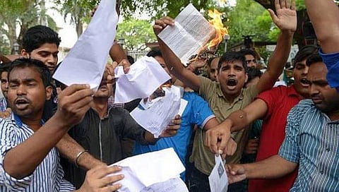 டெல்லியில் ராஜ்நாத் சிங் வீட்டின் முன் யுபிஎஸ்சி மாணவர்கள் போராட்டம்