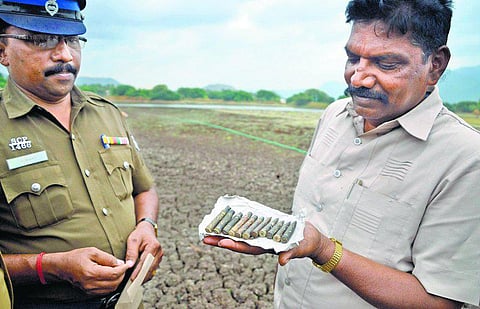 ஏரியில் துப்பாக்கி தோட்டாக்கள் கண்டெடுப்பு