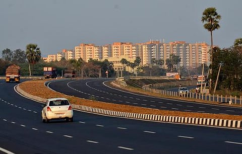 நெடுஞ்சாலைகளில் 100 கி.மீ. வேகத்தில் காரில் செல்லலாம்