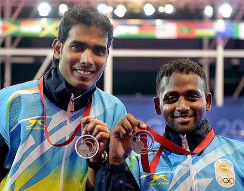 காமன்வெல்த் போட்டி: வெள்ளி வென்ற 2 பேருக்கு தலா ரூ.30 லட்சம்: முதல்வர் ஜெயலலிதா அறிவிப்பு