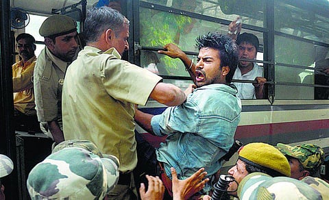 ராஜ்நாத் வீடு முன் மாணவர் காங்கிரஸார் போராட்டம்: யூ.பி.எஸ்.சி நுழைவுத் தேர்வின் புதிய முறைக்கு எதிர்ப்பு