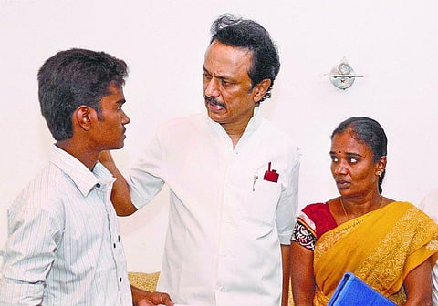 ஏழை மாணவரின் மருத்துவப் படிப்புச் செலவை ஏற்றார் ஸ்டாலின்: தி இந்து செய்தி எதிரொலி