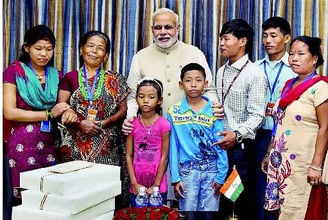 16 ஆண்டுகள் வளர்த்த இளைஞரை நேபாள பெற்றோரிடம் ஒப்படைத்த மோடி