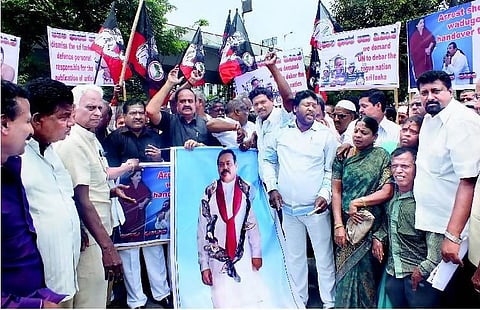 இலங்கை கட்டுரையாளரை கைது செய்ய வேண்டும்: பெங்களூரில் அதிமுகவினர் ஆவேசம்