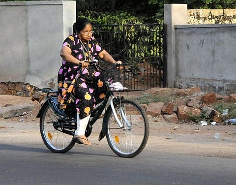 732 வயதான பெண்மணிக்கு சைக்கிளும், 532 வயதான பெண்மணிக்கு தையல் இயந்திரமும் கொடுத்து அசத்திய சத்தீஸ்கர் அரசு