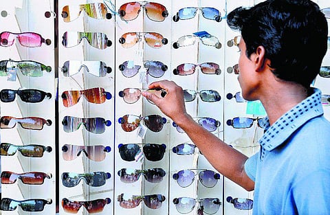 பார்வையைப் பறிக்கும் குறைந்த விலை கண்ணாடி