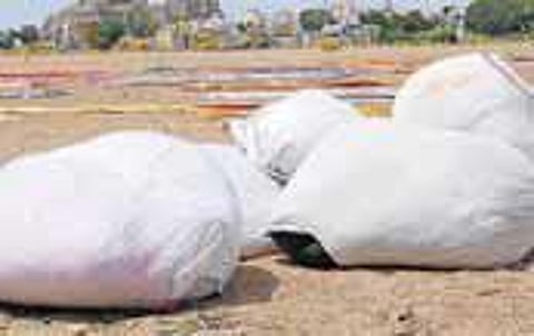 ஆடிப் பெருக்கும்... ஆயிரம் கிலோ துணியும்...: சிலருக்குத் தொழில், பலருக்கு குறைந்த விலையில் உடைகள்