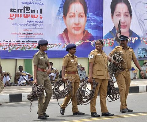 காவல் துறையினருக்கு 8 மணி நேரம் பணி நிர்ணயிக்க முடியாது: ஜெயலலிதா