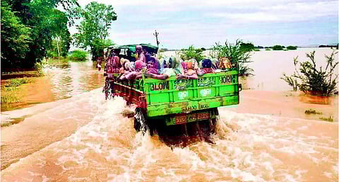 ஒடிஸாவில் வெள்ளம்: 17 ஆயிரம் பேர் வெளியேற்றம் - தொடர் மழையால் நதிகள் கரை புரண்டு ஓடுகின்றன