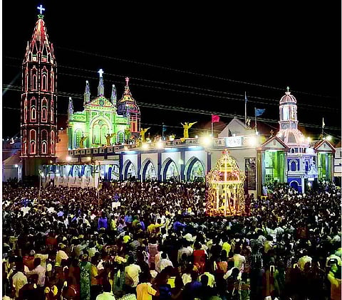 பனிமய மாதா பேராலய சப்பர பவனி: தூத்துக்குடியில் லட்சக்கணக்கான மக்கள் பங்கேற்பு