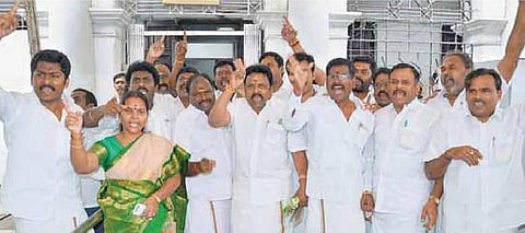 பேரவையில் கடும் அமளி: தேமுதிகவினர் வெளியேற்றம்