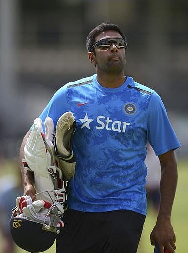 கம்பீர், அஸ்வின், வருண் ஆரோன் அணியில்; ஷமி நீக்கம் - இந்தியா பேட்டிங்