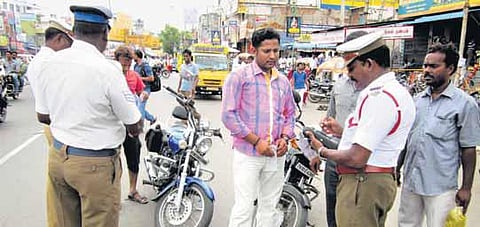 காஞ்சியில் விதி மீறிய வாகன ஓட்டிகளிடம் ஒரே மாதத்தில் ரூ.8.60 லட்சம் அபராதம்: போக்குவரத்து போலீஸார் அதிரடி நடவடிக்கை