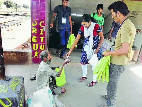 வித்தியாசமான பிரண்ட்ஸ் டே கொண்டாட்டம்