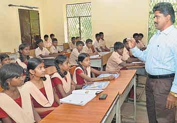 மாநகராட்சி பள்ளி மாணவர்களை ஜெயிக்க வைக்கும் தாசில்தார்