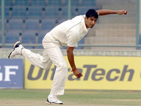 முதல் விக்கெட்டைக் கைப்பற்றினார் பங்கஜ் சிங்