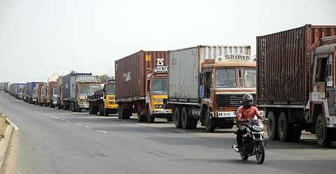 சென்னை புறநகர் பகுதிகளில் விதிகளை மீறி ‘பறக்கும்’ லாரிகள்: தொடர் விபத்துகளால் மக்கள் அச்சம்