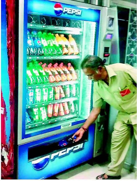 சென்னை தலைமை தபால் நிலையத்தில் பெப்சி, கோக், குர்குரே விற்பனை: பொதுமக்களைக் கவர புது முயற்சி