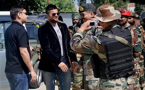 எல்லையில் இந்திய ராணுவ வீரர்களைச் சந்தித்த சுரேஷ் ரெய்னா