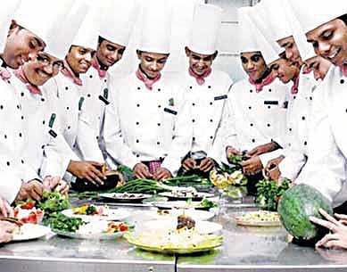 நல்ல சம்பளத்தில் வேலை தரும் ஹோட்டல் மேனேஜ்மென்ட் படிப்பு