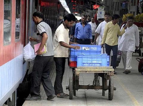 ஹல்திராம்ஸ், ஐடிசி உணவுகள் ரயில்களில் விரைவில் சப்ளை: தரத்தை மேம்படுத்த ரயில்வே துறை திட்டம்