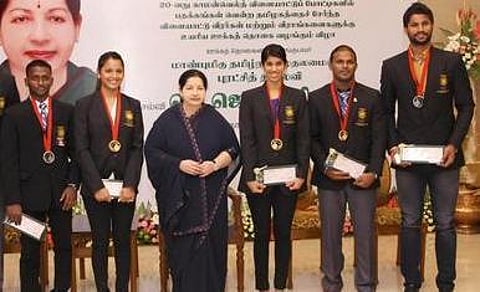 காமன்வெல்த் பதக்க வீரர்களுக்கு ரூ.2.70 கோடி: முதல்வர் வழங்கினார்