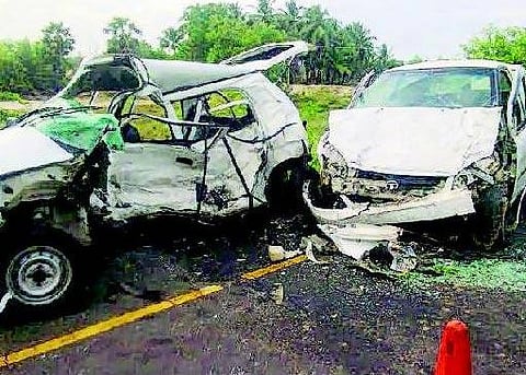 விபத்தில் டி.ராஜேந்தர் உறவினர் உட்பட 4 பேர் பலி: மரக்காணம் அருகே இரு கார்கள் நேருக்கு நேர் மோதல்