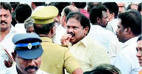 தள்ளுமுள்ளுவில் தவறி விழுந்த அதிமுக எம்எல்ஏ காயம்