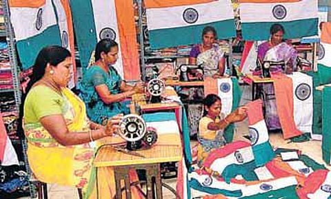 தேசியக் கொடிகளைத் தயாரிக்கும் மகளிர் கூட்டமைப்பினர்: சுதந்திர தினம் நெருங்குவதால் பணி மும்முரம்