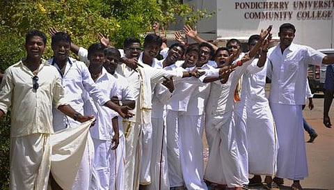 வேட்டி விவகாரம்: அரசு சட்டம் இயற்றியதால் உயர் நீதிமன்ற வழக்கு முடித்துவைப்பு