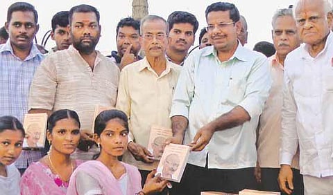 படிக்கும் பழக்கத்தை உருவாக்க புத்தகங்களை இலவசமாக விநியோகிக்கும் பேராசிரியர்: 15 ஆண்டுகளாக தொடரும் அறிவுச் சேவை