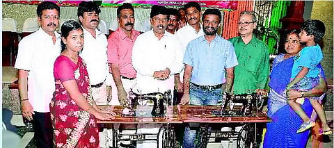 ரசிகர் மன்றங்களை இப்படியும் உருமாற்ற முடியும்: அரும்பாக்கம் இளைஞர்களின் கல்விச் சேவை