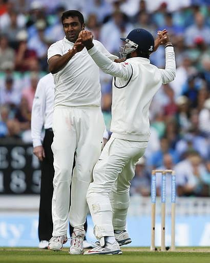 அஸ்வின், வருண் ஆரோன் தலா 2 விக்கெட்டுகள்: ஓரளவுக்கு உயிர்பெற்ற இந்தியா