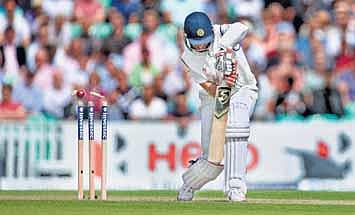 5-வது டெஸ்ட்: இந்தியா மீண்டும் திணறல்: மானம் காத்தார் தோனி