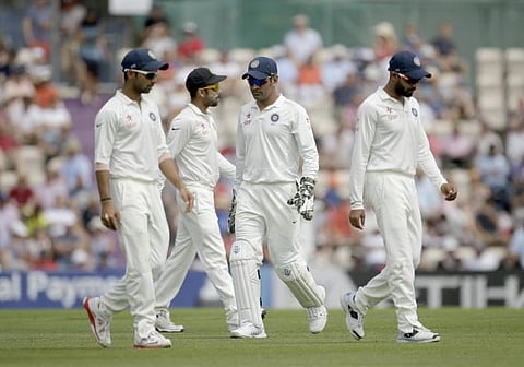 தோனி டைவ் அடித்தெல்லாம் கேட்ச் பிடிக்க மாட்டார்: ஃபீல்டிங் பயிற்சியாளரின் விசித்திரப் பேச்சு