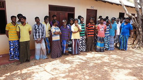 இலங்கை அதிபரால் விடுவிக்கப்பட்ட தமிழக மீனவர்கள் சர்வதேச கடல் எல்லையில் ஒப்படைப்பு