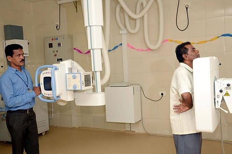 எக்ஸ்-ரே அறைகளில் கேள்விக்குறியாகும் பெண் நோயாளிகள் பாதுகாப்பு: ஆண் ஊழியர்கள் பணியில் இருப்பதால் சிக்கல் என புகார்