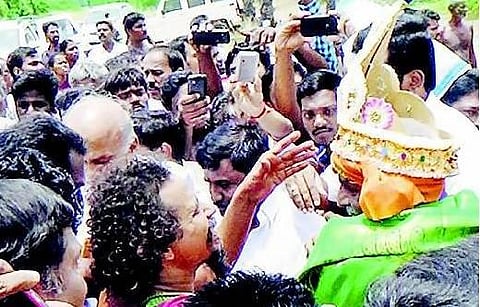 சாமியாரிடம் நேரில் ஆசிபெற்ற மத்திய அமைச்சர்