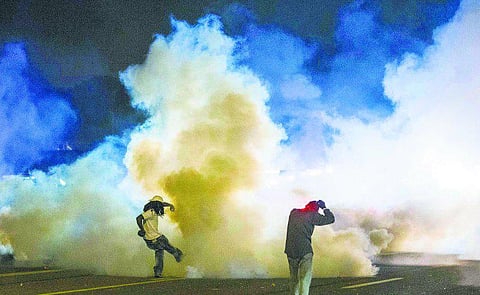 அமெரிக்காவில் கருப்பர்களின் போராட்டம் தொடர்கிறது: ஊரடங்கு உத்தரவையும் மீறி கலவர பூமியானது பெர்குசன்