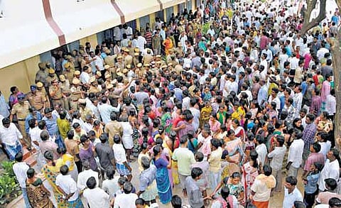 மாணவி பற்றிய வதந்தியால் பெரும் பரபரப்பு: பல்லாவரம் பள்ளியில் பெற்றோர் முற்றுகை