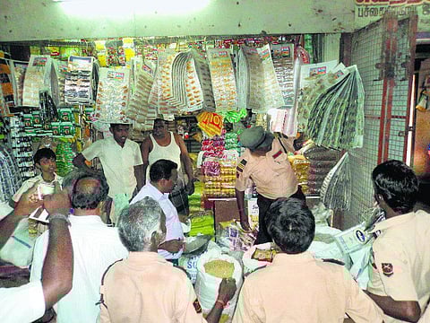 கோயம்பேடு காய்கறி மார்க்கெட்டில் விதிமீறி விற்ற ரூ.20 ஆயிரம் மதிப்புள்ள கருவாடு பறிமுதல்: தி இந்து செய்தி எதிரொலி