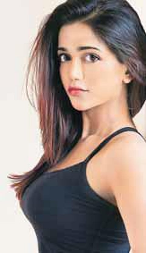 நகரும் படிக்கட்டில் கிடைத்த நாயகி !