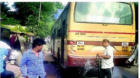 மாநகரப் பேருந்து டயரில் தீ : மக்கள் சாதுர்யத்தால் விபத்து தவிர்ப்பு