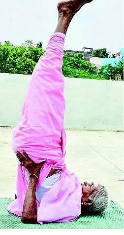 முகம் நூறு: தள்ளாத வயதிலும் தளராத யோகா
