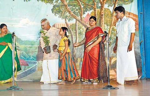 புது வேஷம் கட்டும் நூலகர்