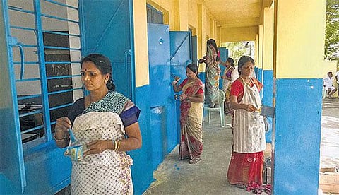 அரசுப் பள்ளி, கோயில்களில் தூய்மைப் பணி: ‘நலம்’ அமைப்பினரின் அரிய சேவை