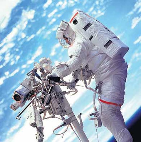 அந்தரத்தில் மிதக்கும் அதிசயம்!