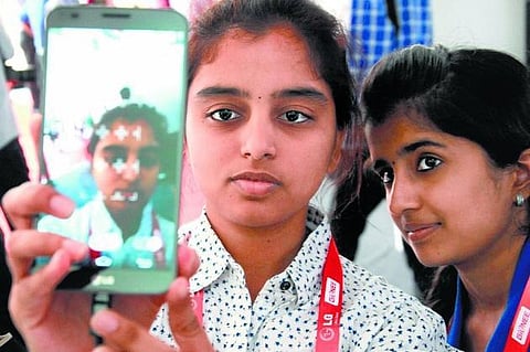 ஸ்மார்ட் போன்கள்: சிறுவர்களுக்கு ஏற்படும் பாதிப்பு